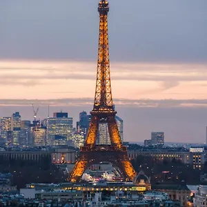 Apartment Luxury 75m2 With Eiffel Tower View, Metro 1 Min, Parking, Paris